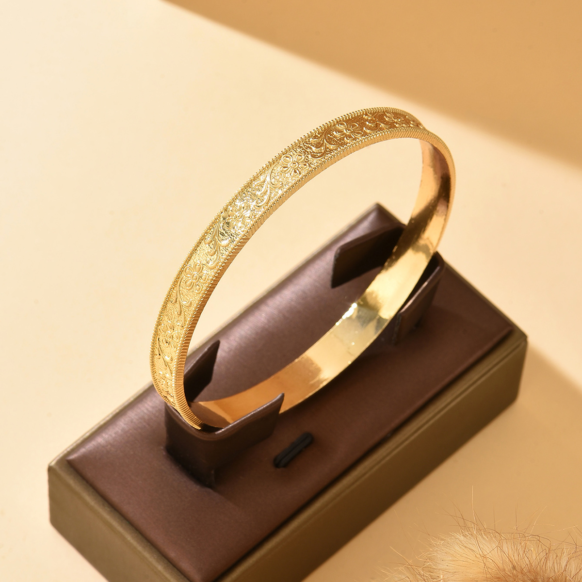 Men Accessories Elegant - Aksesori Tangan Pengantin Emas dengan Pola
